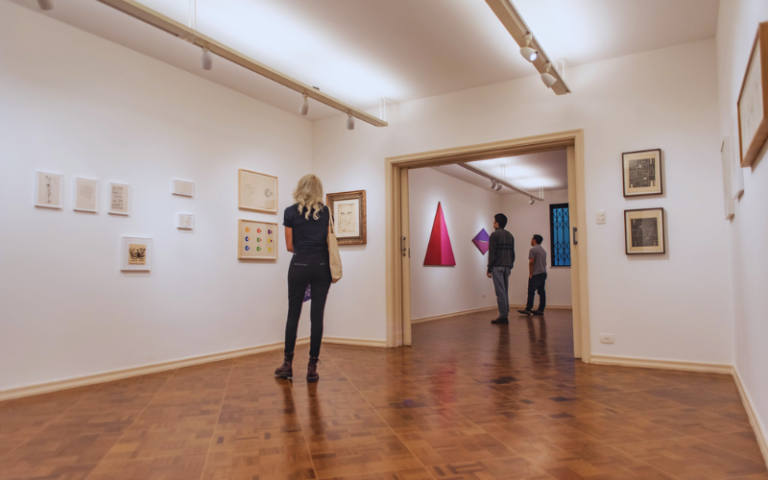 Obras de arte expostas em parede branca de galeria de arte contemporânea - Magalhães Gouvêa