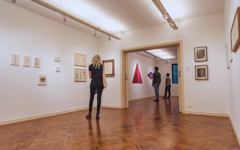 Obras de arte expostas em parede branca de galeria de arte contemporânea - Magalhães Gouvêa